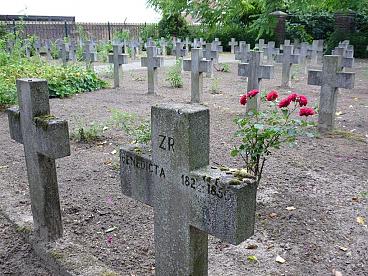 De “speelruimte kloostertuin” voor de scholen, direct naast de begraafplaats van de zusters. Beide verdwijnen.