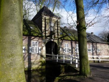 Het kasteel toen de poort nog open stond en Gemertenaren nog dagelijks welkom waren bij het eigendom van de Congregatie.